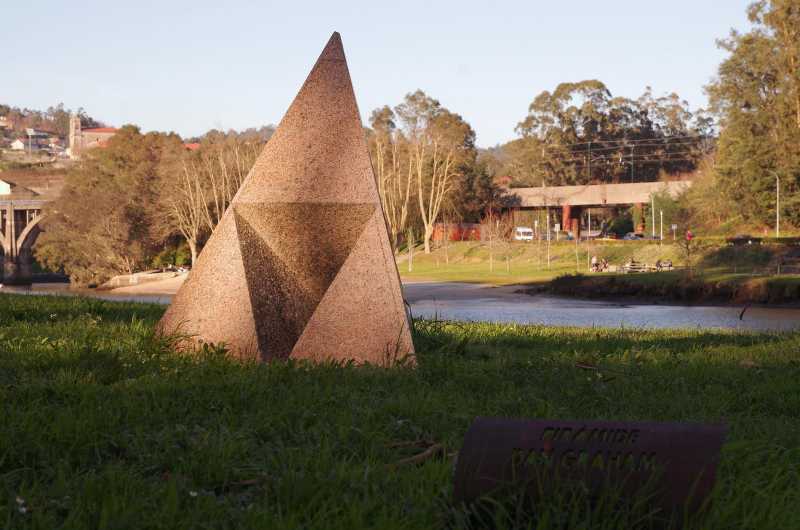 Illa das Esculturas: Pyramid de Dan Graham